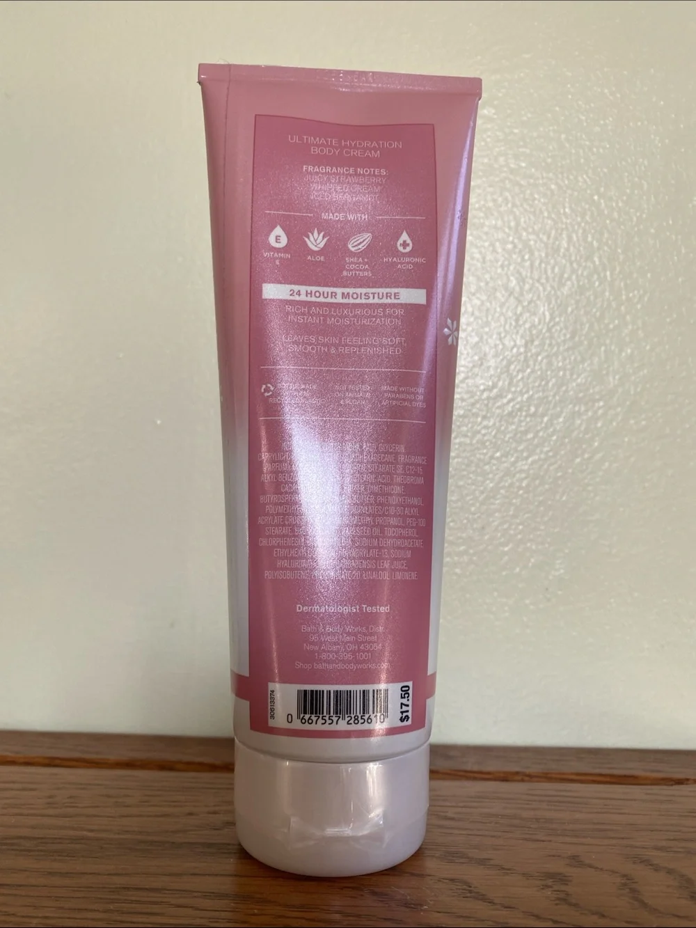 Bath & Body Works Ultimate Hydration Strawberry Snowflakes Body Cream NWT 8 oz.